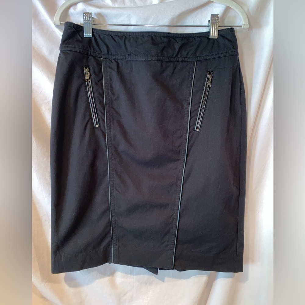 Ann Taylor. Size 4. Black pencil skirt.